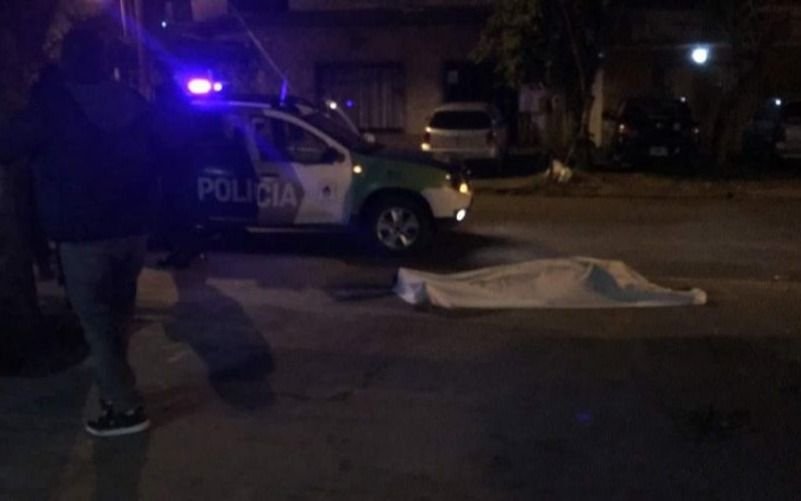 Drama en Villa Elvira: un hombre se cayó de un segundo piso y murió