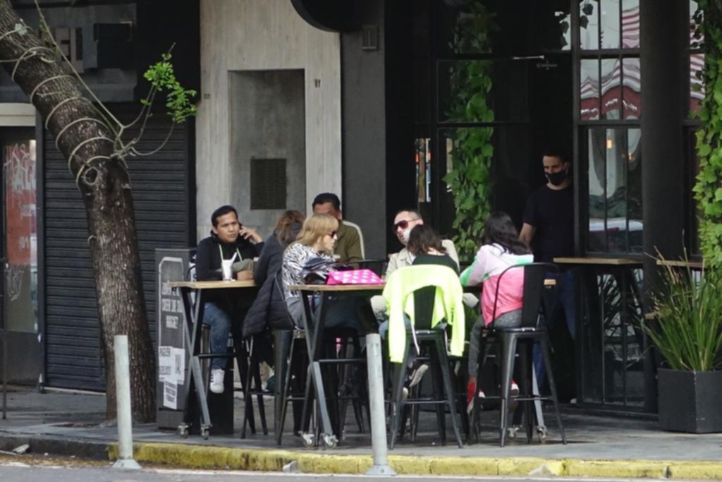 Despedidas de fin de año: instan a hacerlas en espacios abiertos y con un máximo de 20 personas