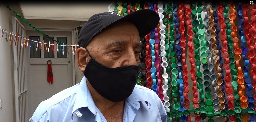 Un arbolito de Navidad con más de 10.000 tapitas de gaseosas
