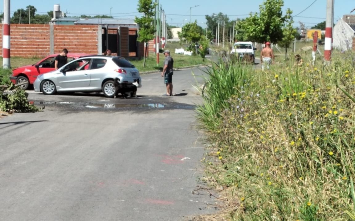 Nuevo choque en 23 y 79: los vecinos culpan a un frondoso pastizal que dificulta la visión