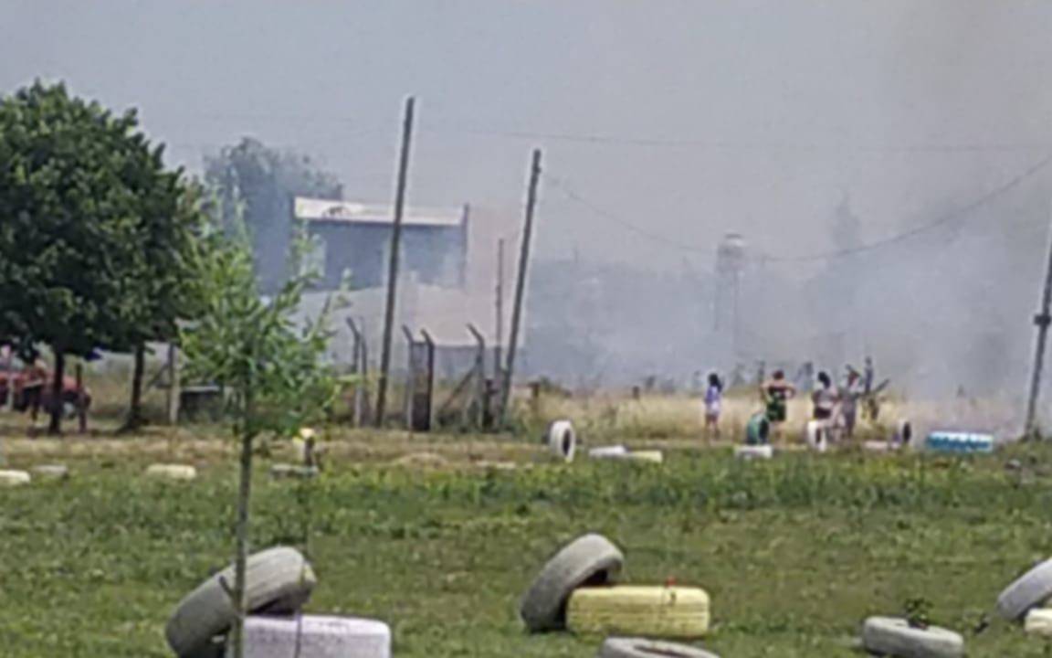 Quisieron usurpar un terreno en el barrio El Centinela: prendieron fuego unos pastizales y llegaron los bomberos
