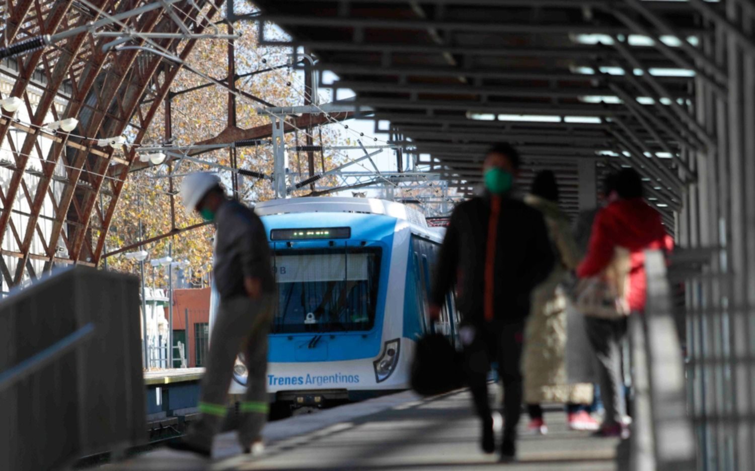 Analizan flexibilizar el uso del transporte público para no esenciales