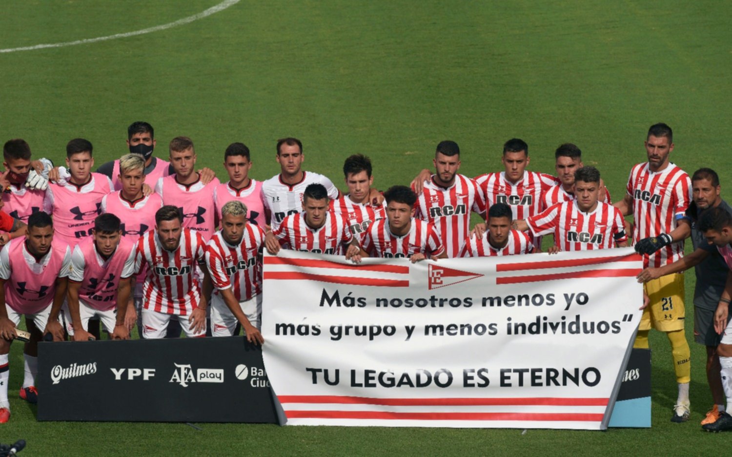 Los jugadores del Pincha salieron a la cancha con la "10" de Sabella en la espalda