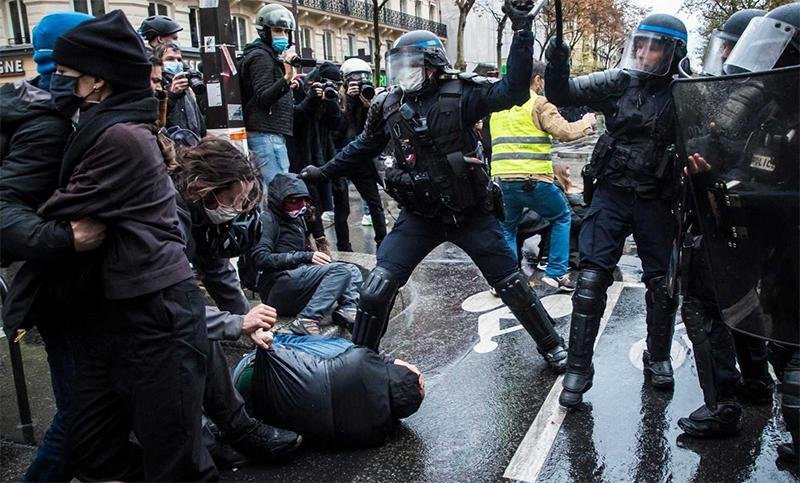 Violentos choques entre la policía y manifestantes por la Ley de Seguridad