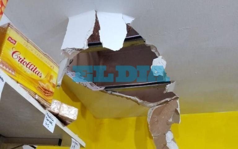 Le hicieron un boquete en el techo a un kiosco de 122 y 80 para robarle: días antes habían entrado por un ventiluz