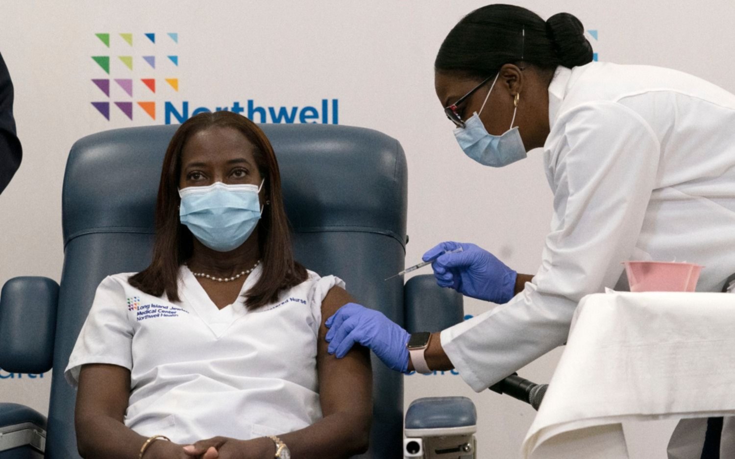Una enfermera de Nueva York, la primera persona vacunada en EE UU contra el coronavirus