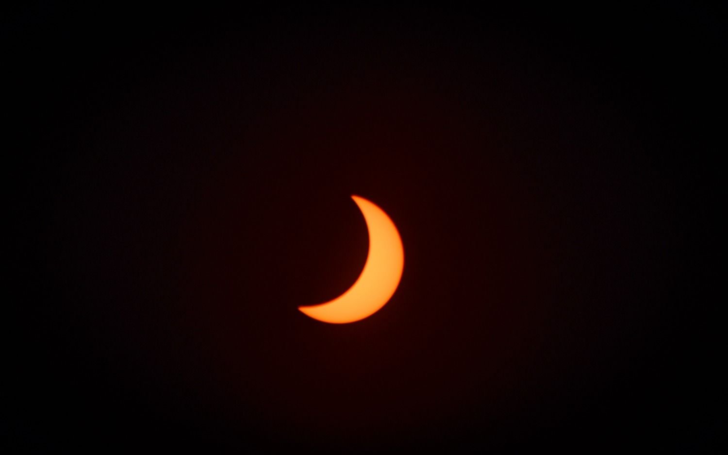 Fotos.- El eclipse en La Plata: así se vieron el Sol y la Luna