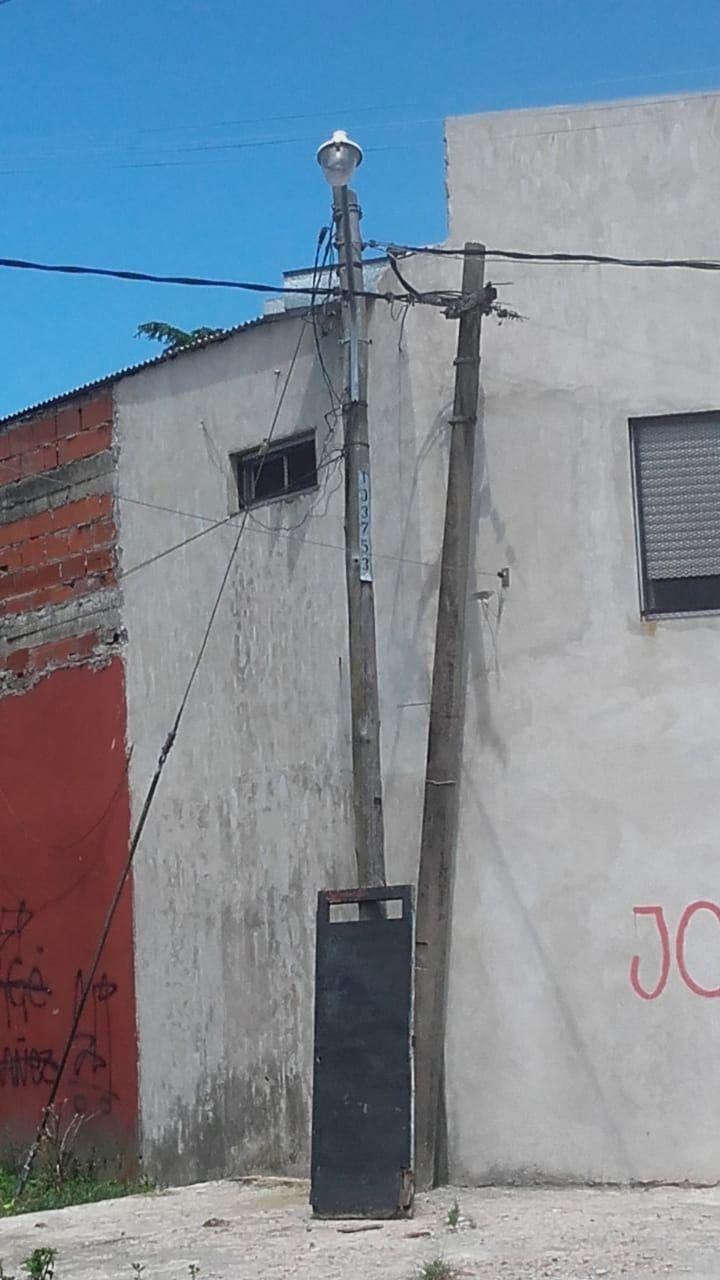 Reclamo por una luminaria que "prende cuando quiere" en 123 y 611