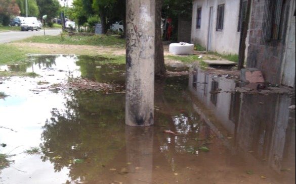 En 52 y 137 están atrapados por el agua a raíz de una pérdida cloacal: "Llevamos muchos días así"