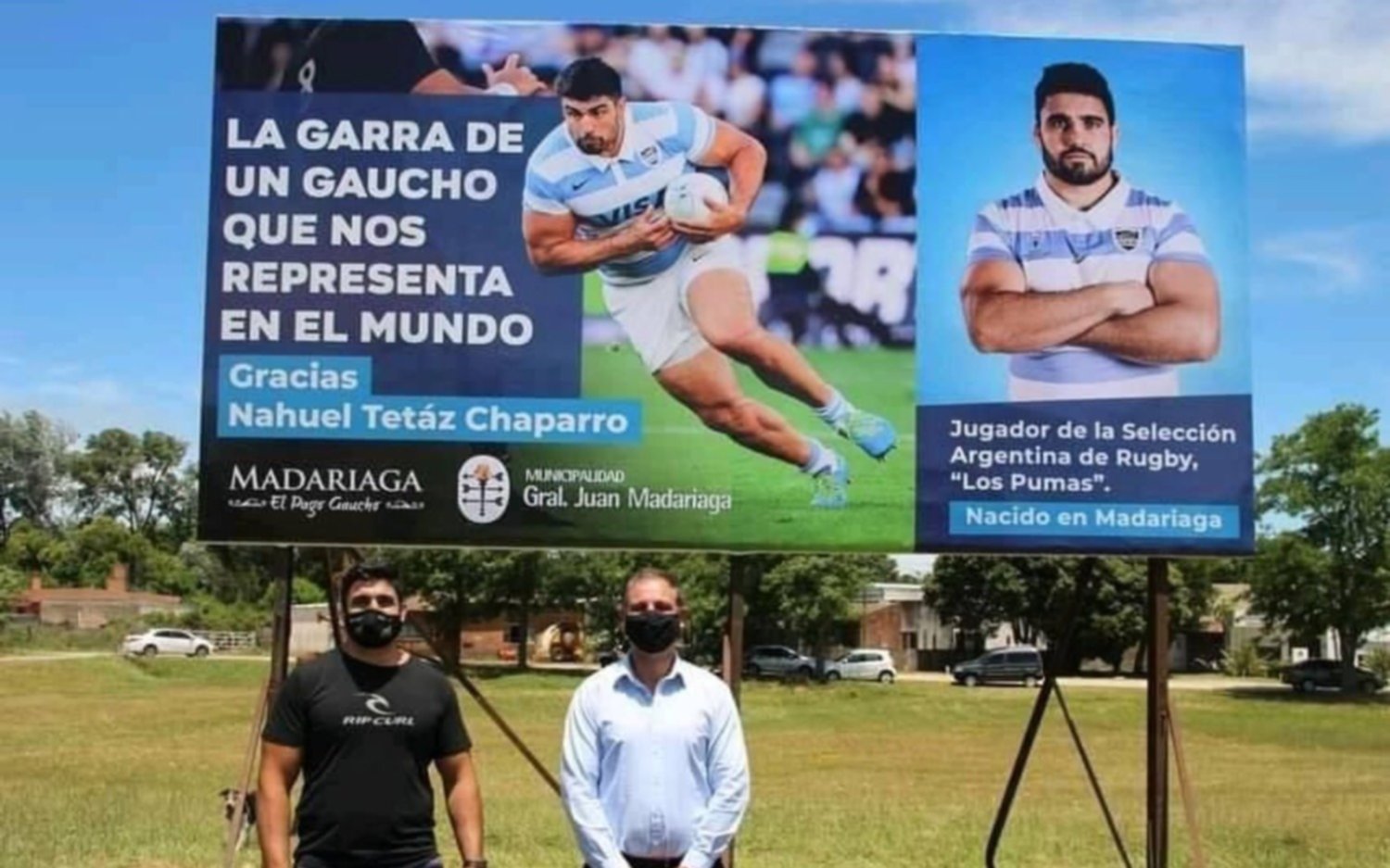 General Madariaga instaló un cartel gigante en su entrada para homenajear a Tetáz Chaparro