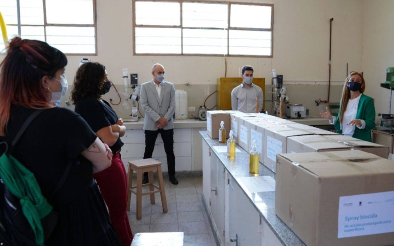 Se llevó a cabo la primera entrega del spray anti covid creado en la UTN La Plata