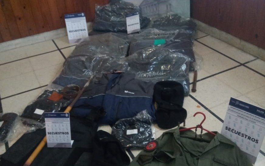 Amenazó a una vecina, le allanaron la casa y le encontraron ropa militar, armas y municiones