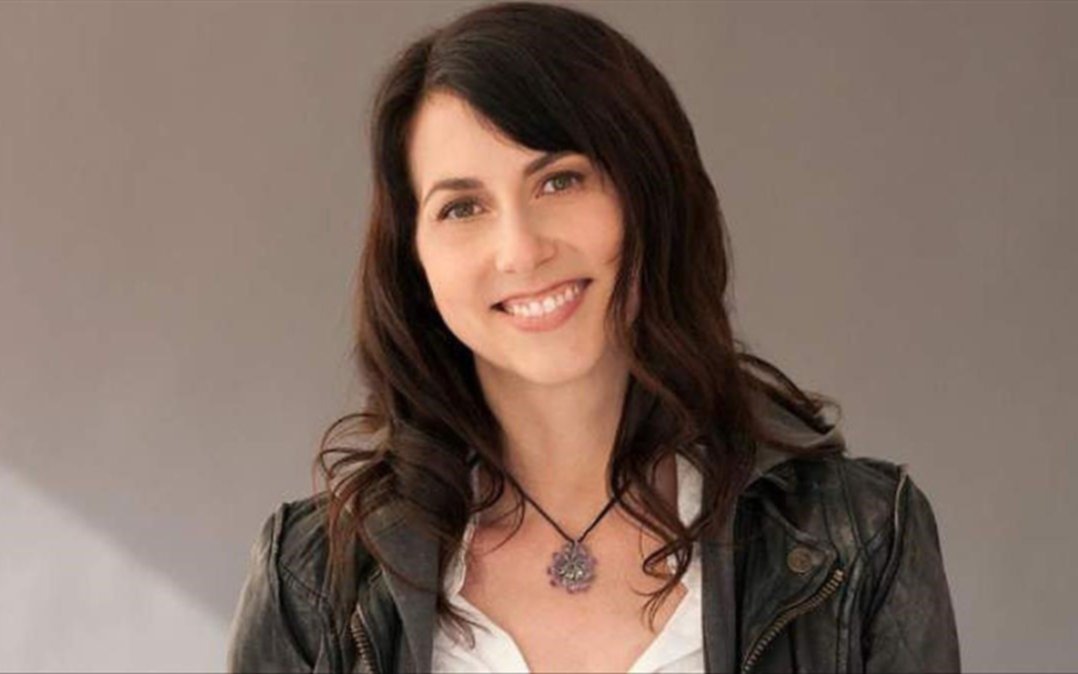 Mackenzie Scott, una de las mujeres más ricas del mundo, donó 6.000 millones de dólares y promete seguir