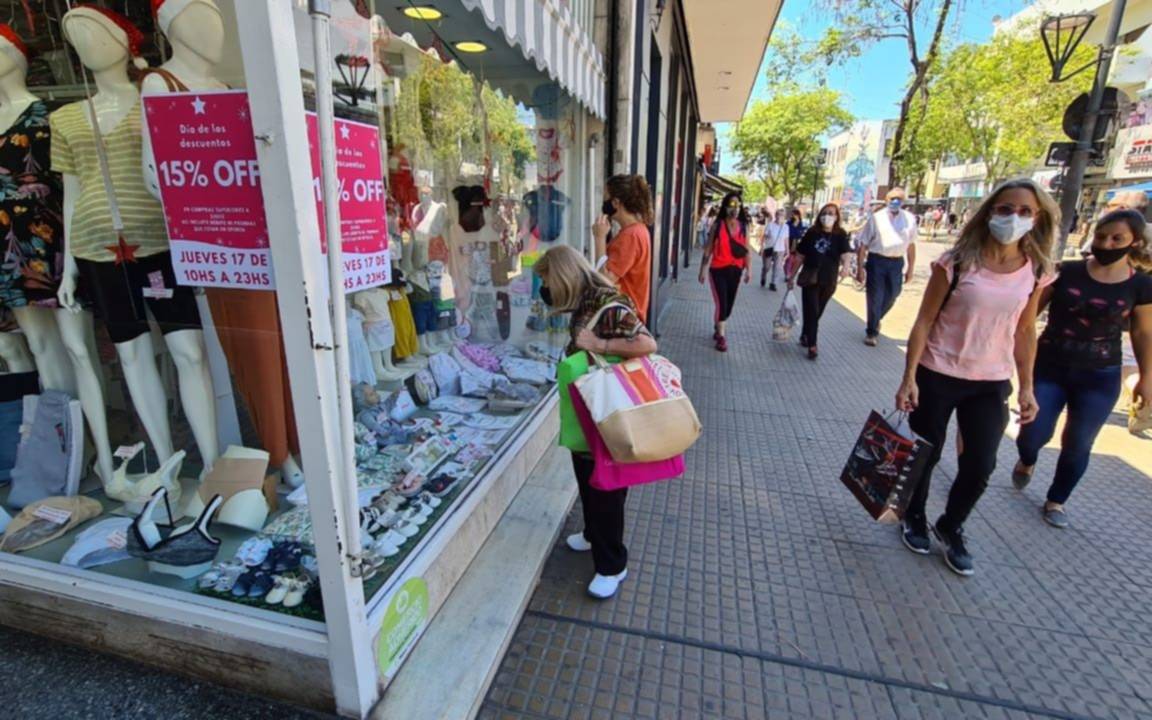 Esta vez, la "Noche  de los Descuentos" arrancó de día y los vecinos aprovechan las promos