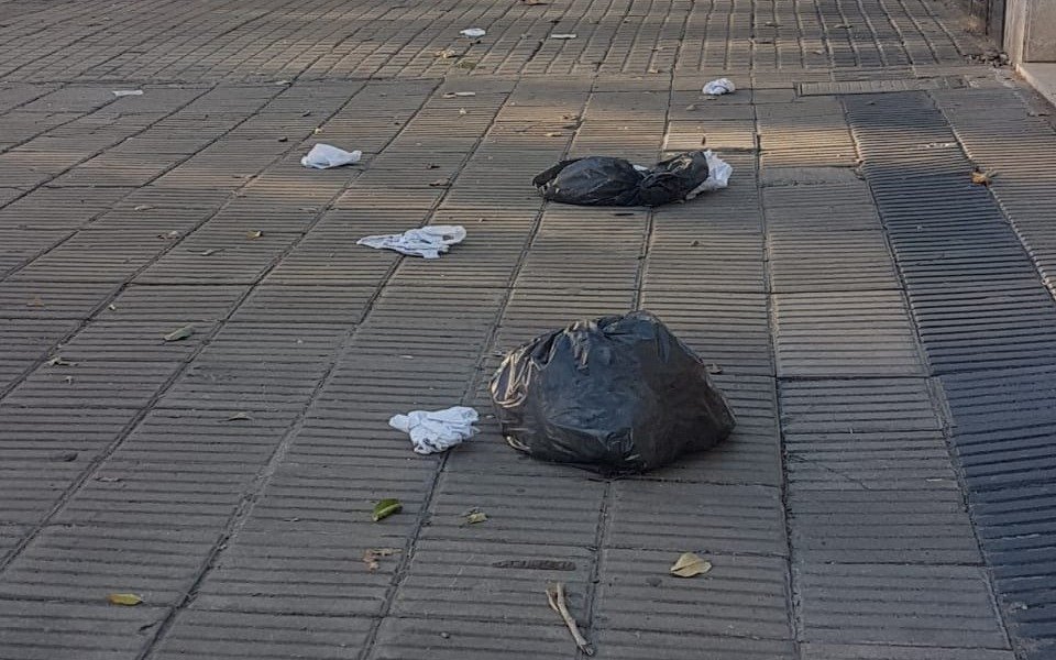 Preocupación por presencia de residuos en la vía pública en pleno centro