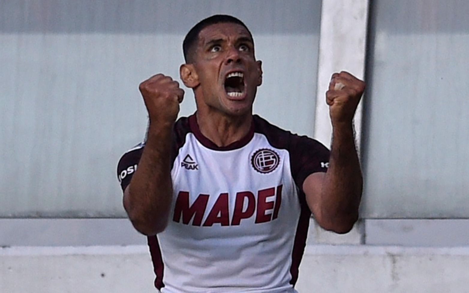 Lanús goleó a Independiente y se metió en semifinales de la copa Sudamericana