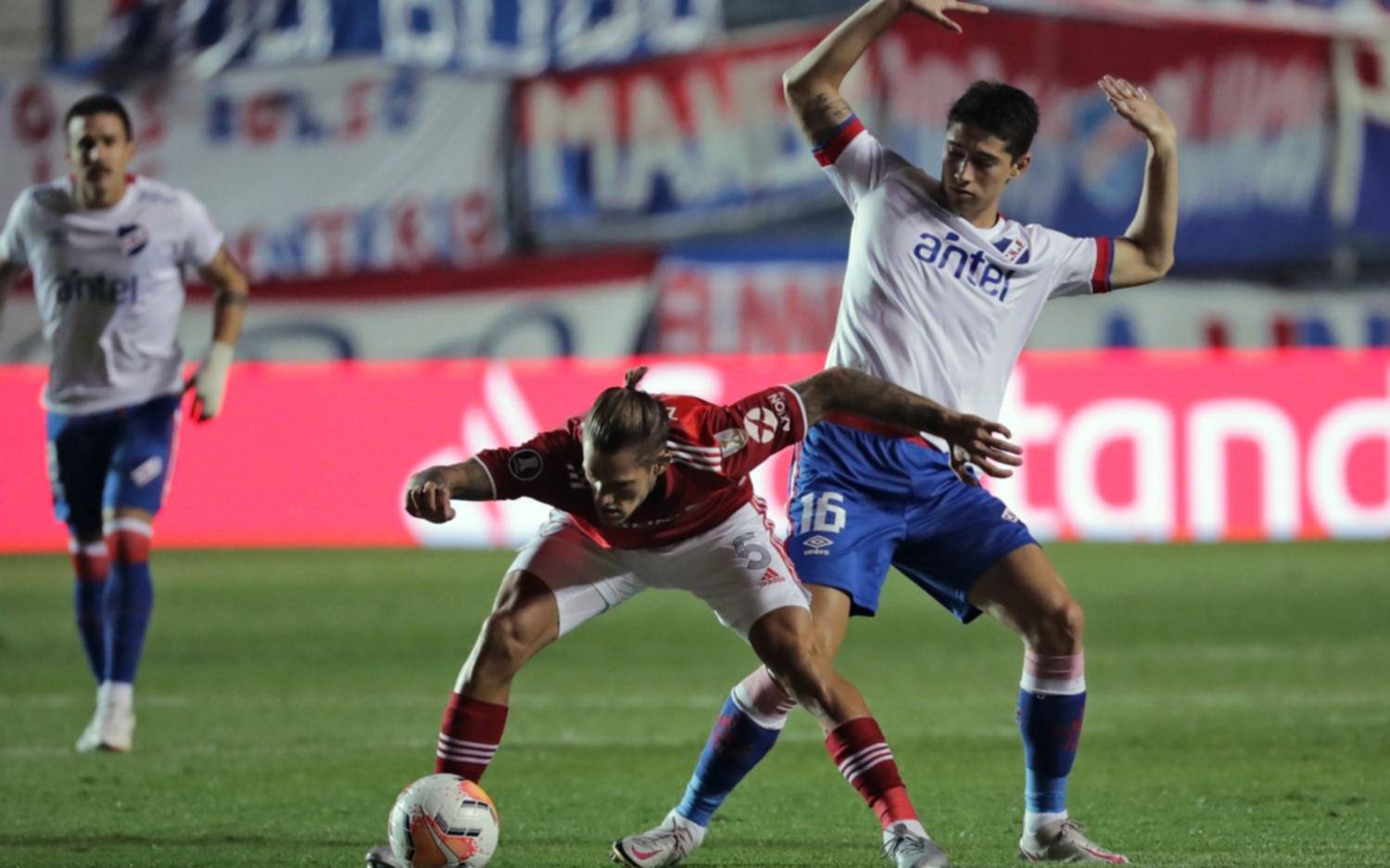 River goleó a Nacional en Montevideo y se metió en semifinales de la Libertadores