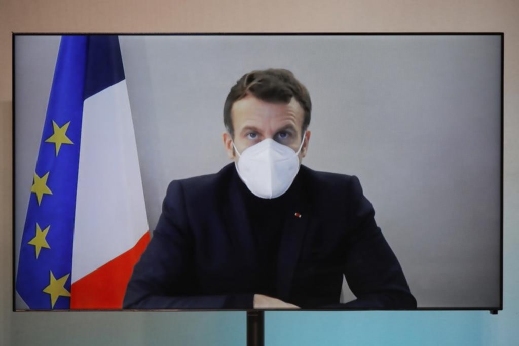 Macron se contagió de COVID y tiene fiebre, tos y cansancio