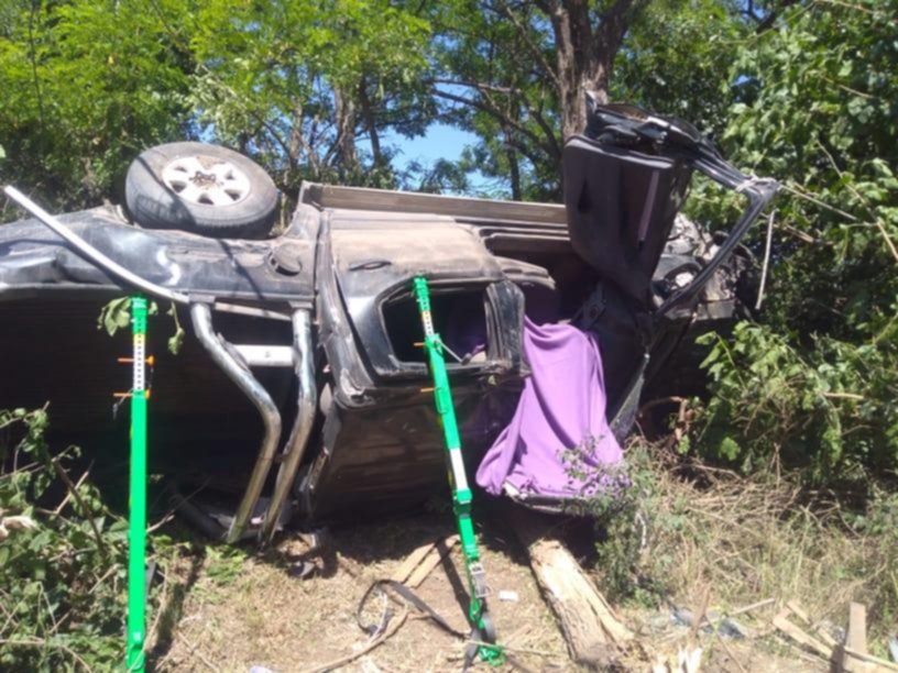 Lo perseguían por un supuesto abuso, pero chocó contra un auto, volcó y murió en el acto