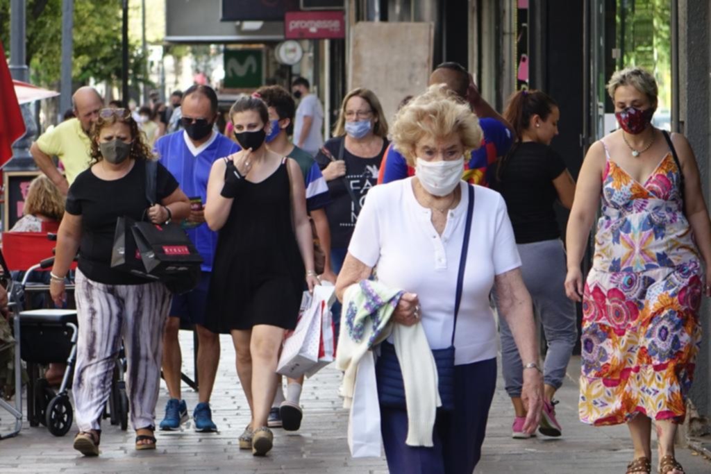 Prevención y verano: el uso de tapabocas no aumenta el riesgo de golpe de calor