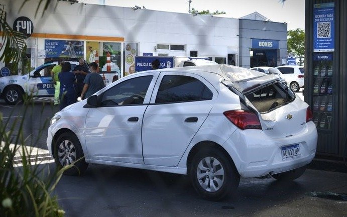 Paró a tomar un café y la aplastó la rueda de auxilio de un camión