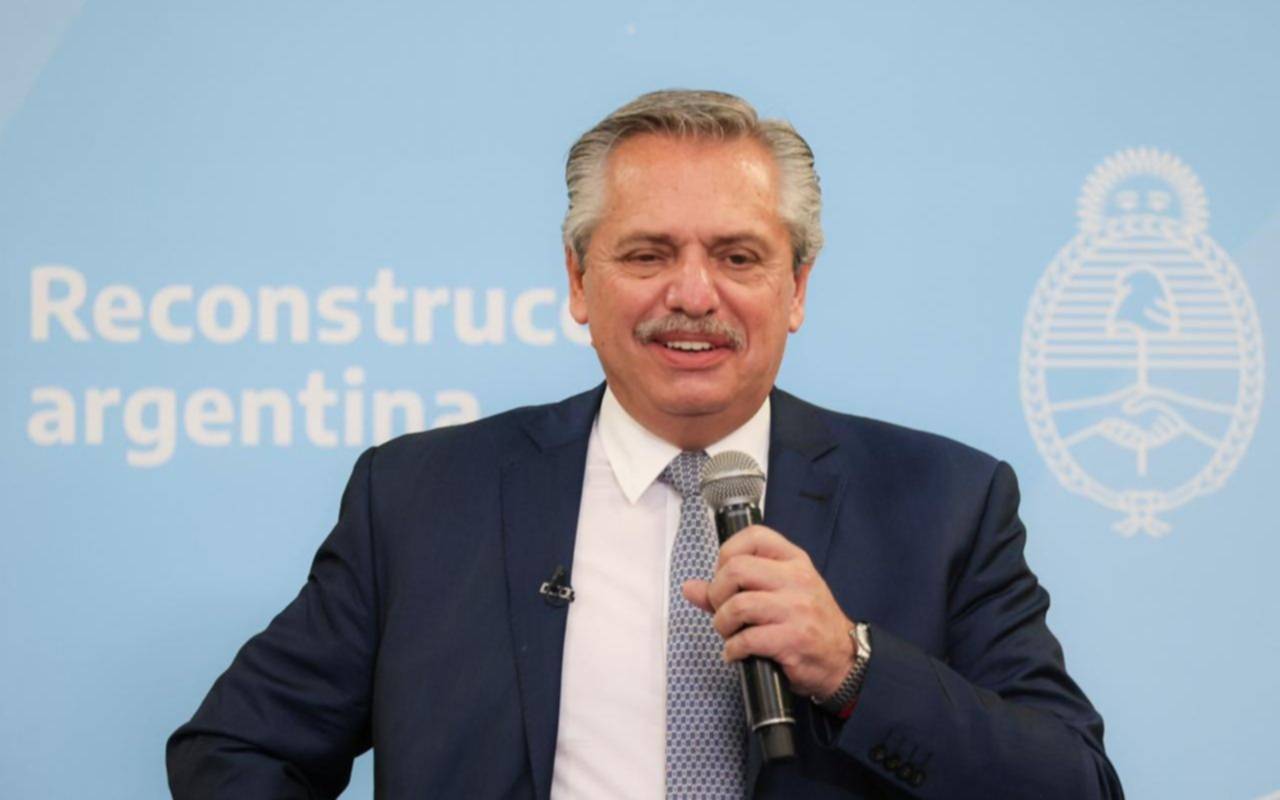 Alberto Fernández anunció que sigue el distanciamiento social y que "en breve llegará la vacuna"