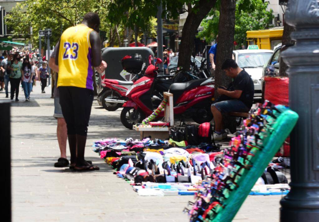 Festival de vendedores ilegales en La Plata: nadie frena el desborde