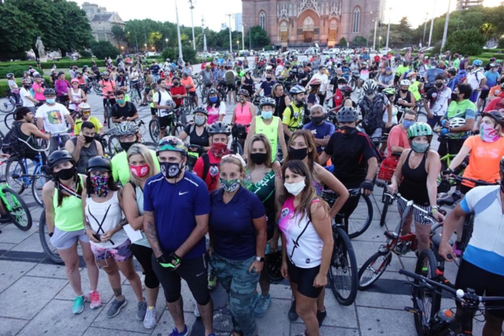Una pedaleada conmovedora y 3 reuniones para reclamar que “no haya otro Santiago”
