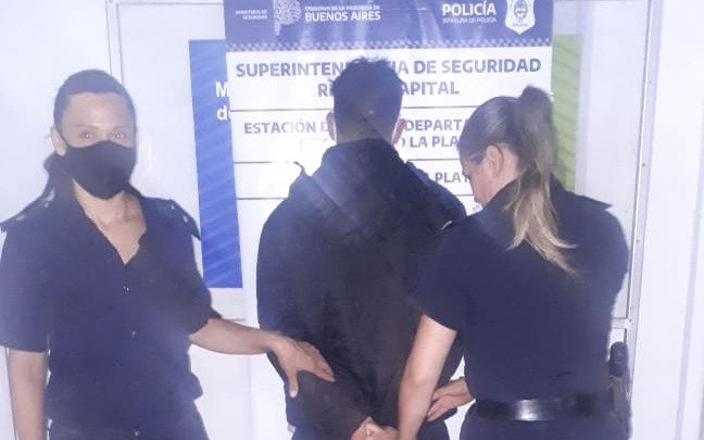 Tenía pedido de captura por robo agravado y lo detuvieron en 4 y 66