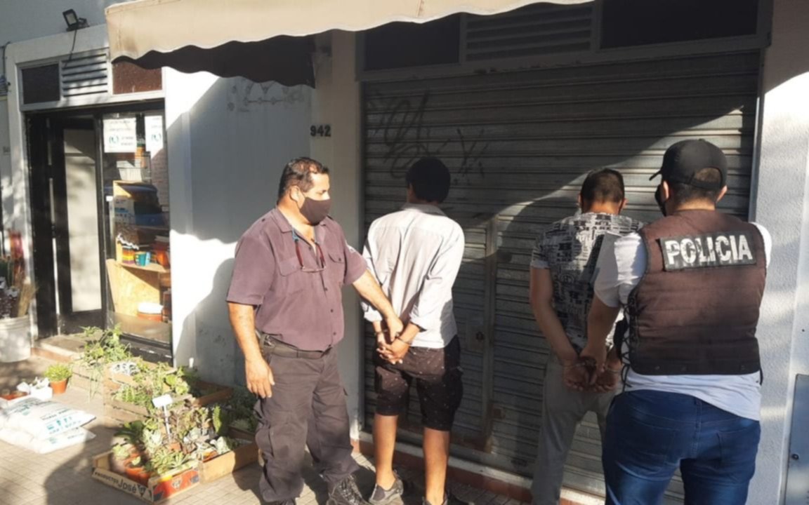 Atacaron a hachazos un vecino de City Bell y se escondieron en una verdulería de barrio Norte