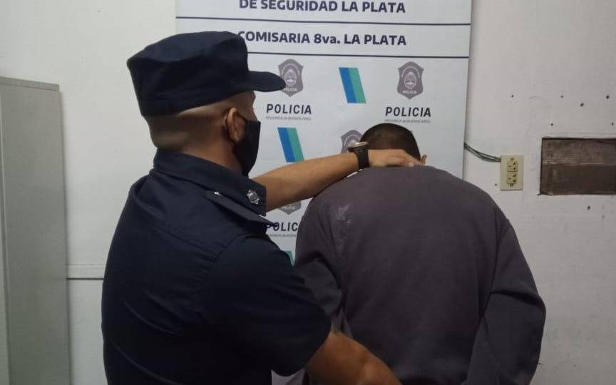 Violencia de género en Altos de San Lorenzo: le pegó a su ex, causó destrozos y le robó el celular