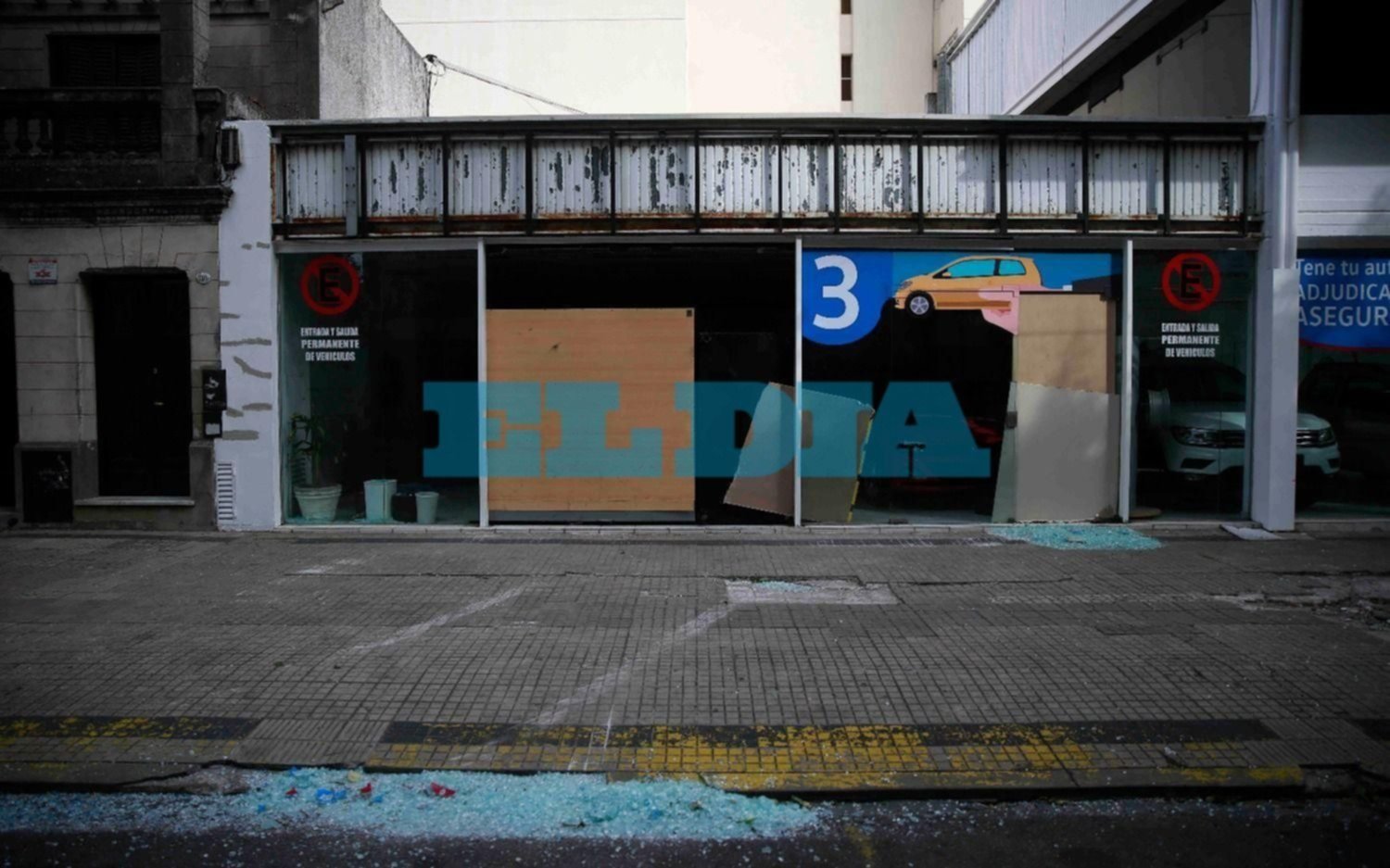 Entraron a una concesionaria en 7 y 41, se robaron un auto y se fugaron atravesando el vidrio