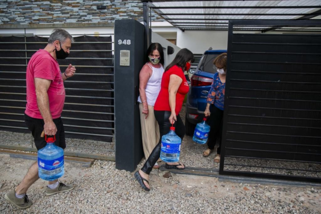 Penurias y una creciente angustia en Villa Elisa por la falta de agua crónica