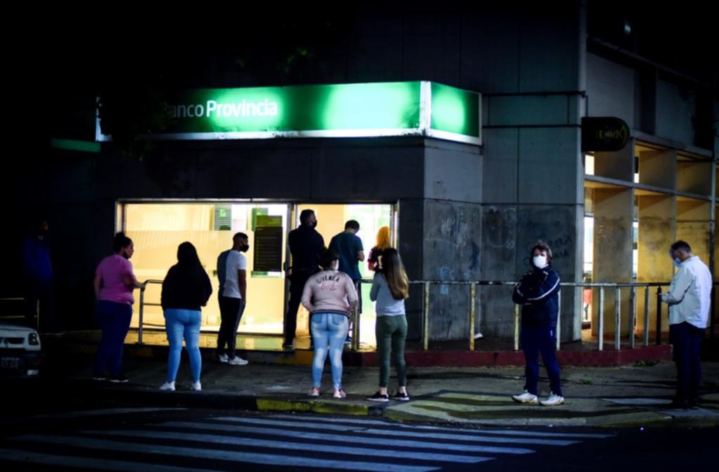 Las colas en los cajeros no aflojan ni en las noches del fin de semana