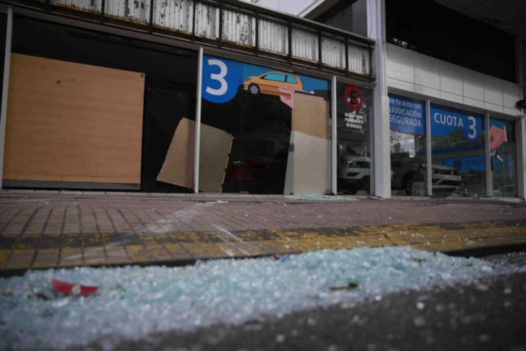 Entran en una concesionaria, suben a un auto y destrozan una vidriera para llevárselo