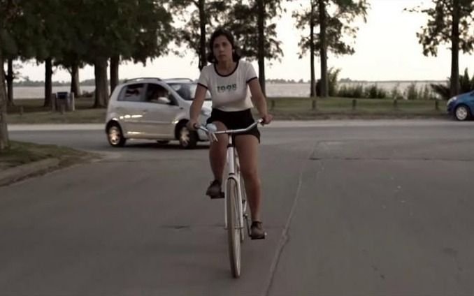 “Forasteras y elefantes”: una road movie indie sobre una obra de teatro autogestiva