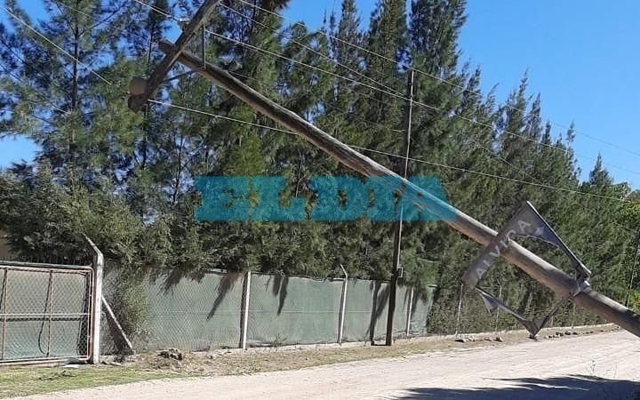 Siguen los reclamos por cortes de luz y postes inclinados tras las ráfagas del fin de semana