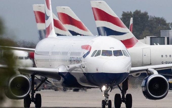 Llegó el último vuelo autorizado de Londres y hubo un operativo especial