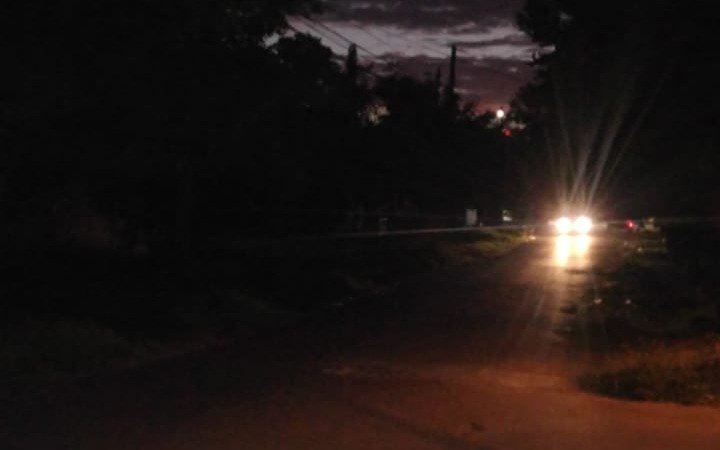 Piden arreglo de luminarias porque el barrio se convirtió en una "boca de lobo"