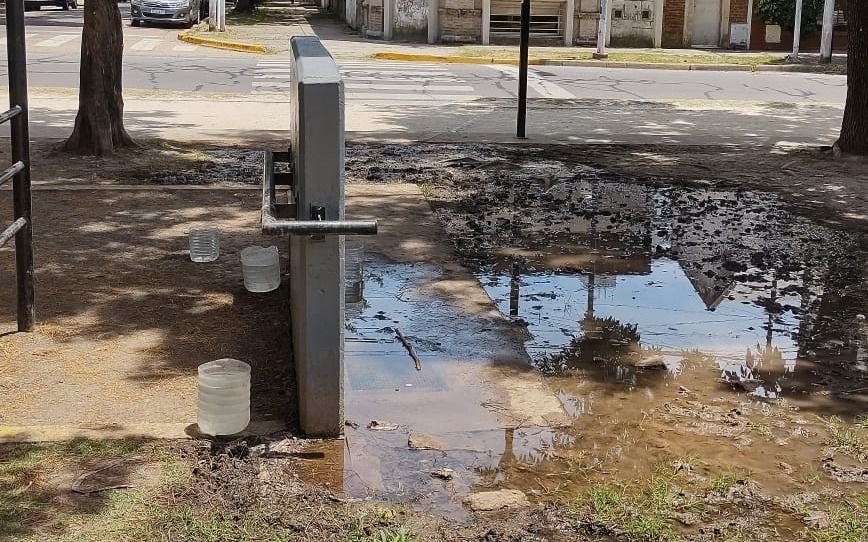 Tremenda filtración en Parque San Martín preocupa a los vecinos