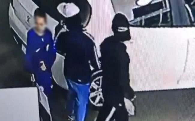 Delincuentes se robaron un auto de una concesionaria
