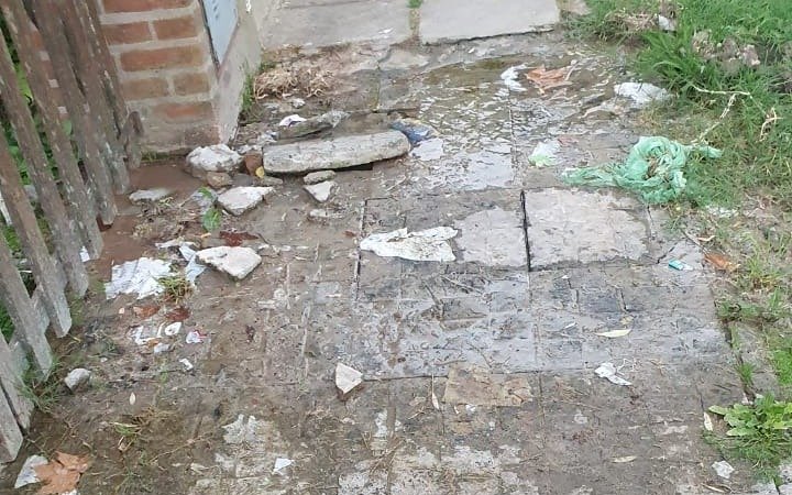 Perdida de agua y vereda levantada en 73 entre 25 y 26