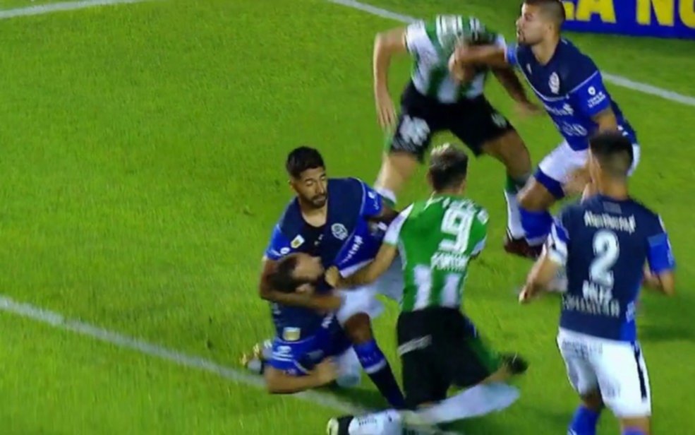 ¿Qué hiciste, Caco? En el gol de Banfield, García agarró del cuello a Brahian Alemán y lo tiró al suelo