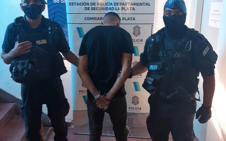 Cayó un motochorro peruano tras un arrebato en 9 y 59