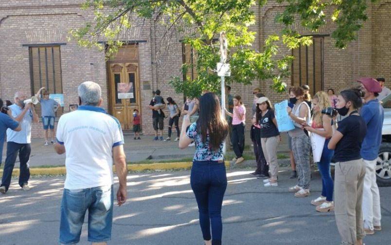 Escándalo: un cura se enfureció y noqueó a trompadas a un obispo en Mendoza