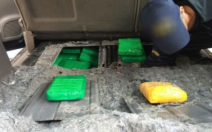 Una mujer viajaba en auto con sus hijos y 60 millones de pesos en cocaína