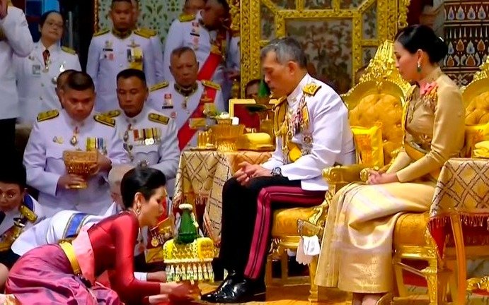 La reina de Tailandia habría filtrado fotos pornográficas de la amante oficial del excéntrico rey Rama X