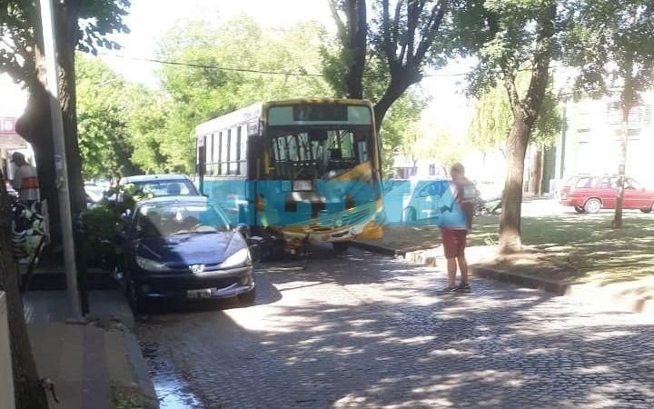 Escapaba en moto de la policía y un micro de la Línea Este se lo llevó puesto