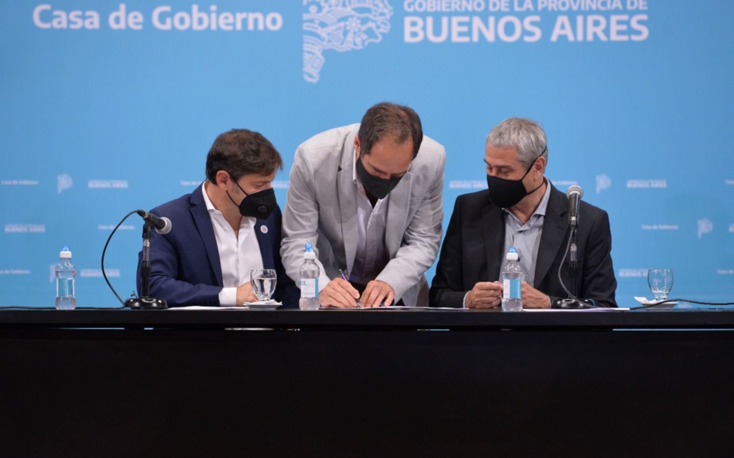 Kicillof firmó convenios con intendentes para la construcción de viviendas