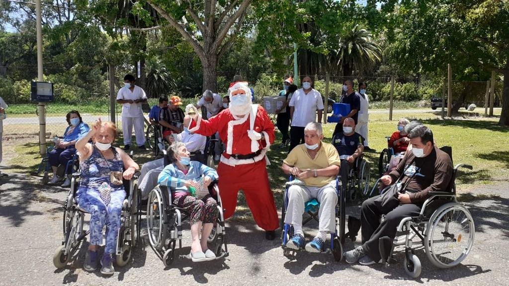 Un Papá Noel con barbijo visitó el Hospital de El Dique